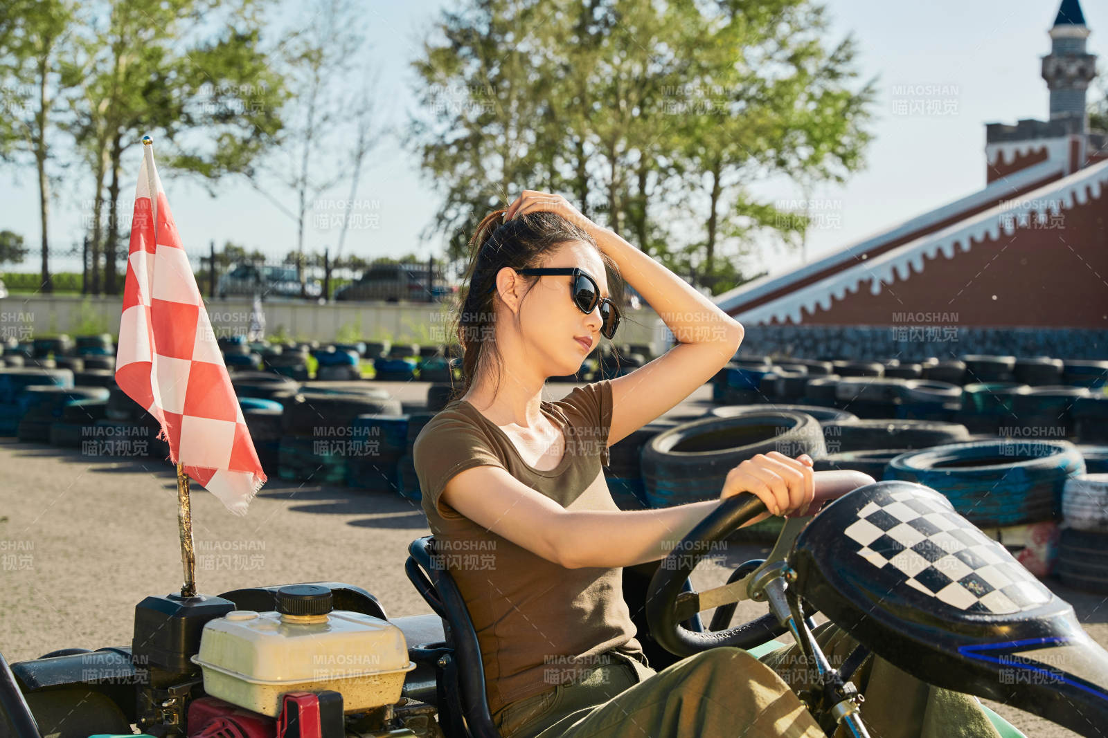 在游樂場卡丁賽道上駕駛卡丁車的美女
