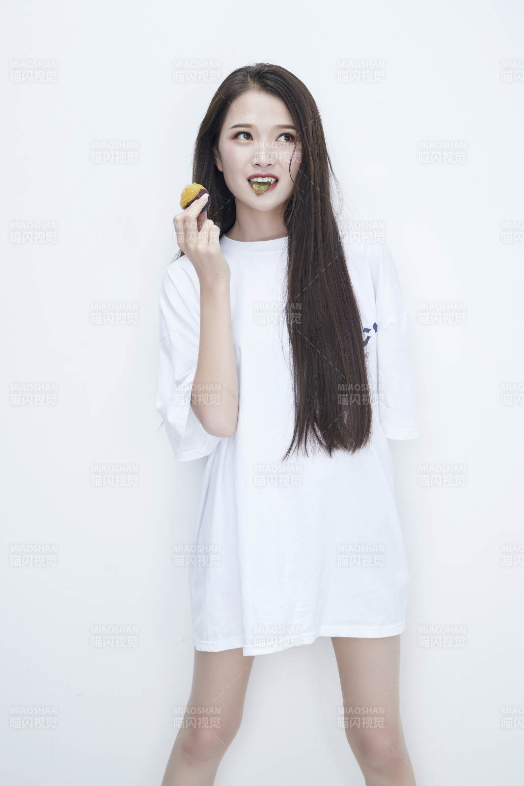 吃西梅的身穿白色長T血襯衫的長發少女人像