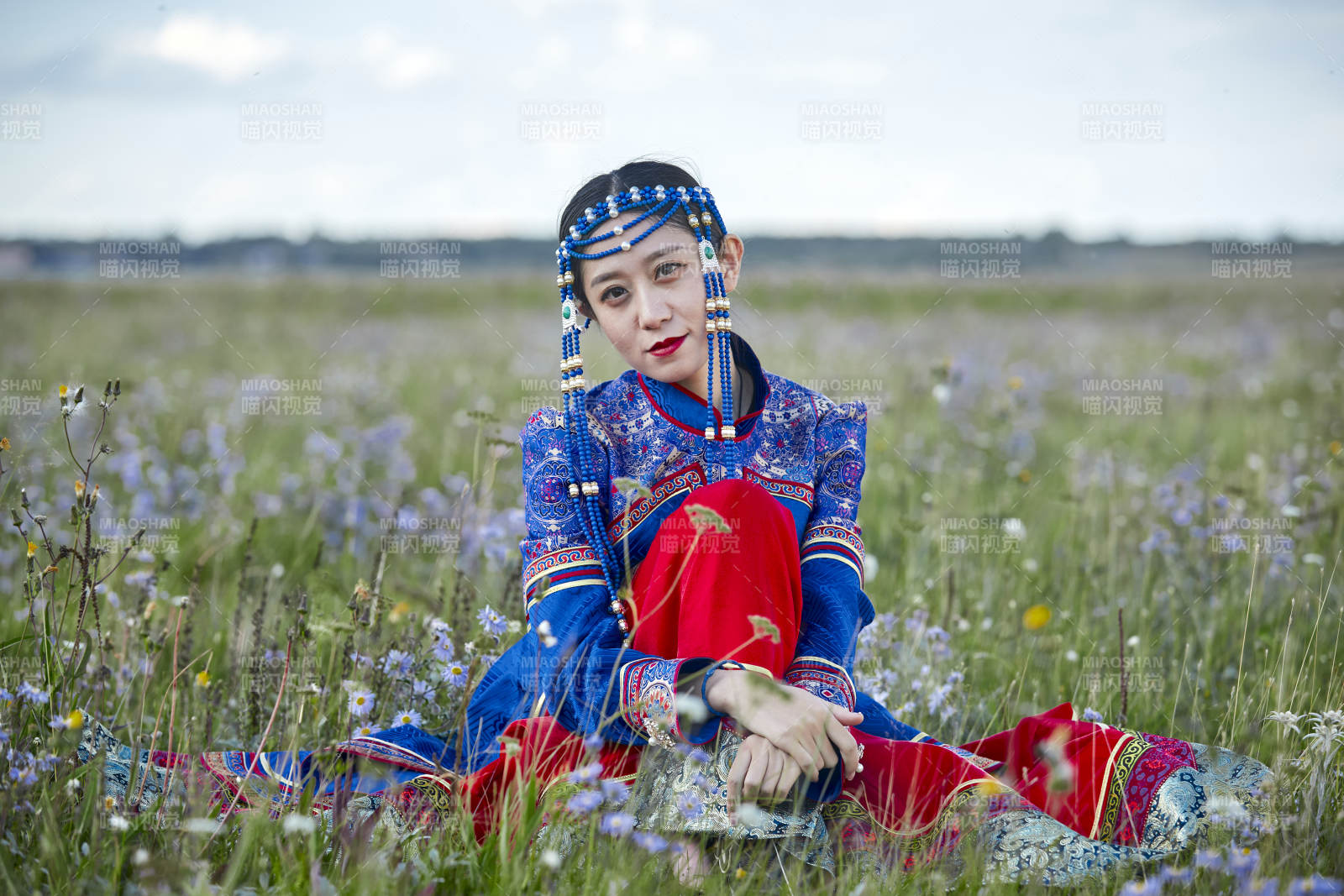 草原上身穿豪華蒙古族服飾的蒙族少女