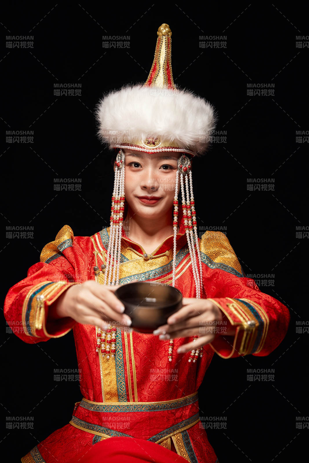 穿着蒙古族服饰的亚洲青年女性