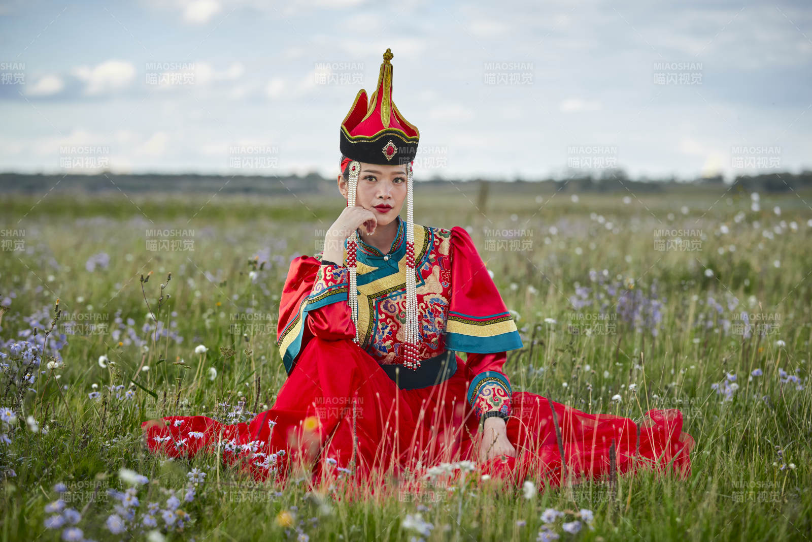 草原上身穿豪華蒙古族服飾的蒙族少女