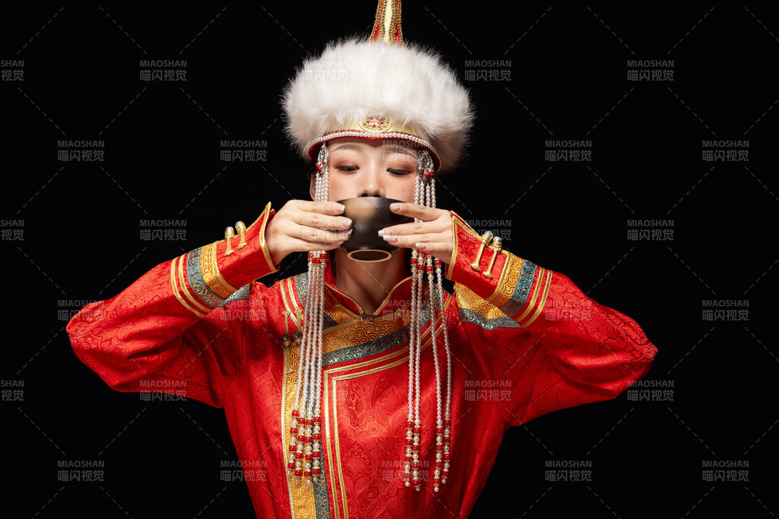 穿著蒙古族服飾的亞洲青年女性