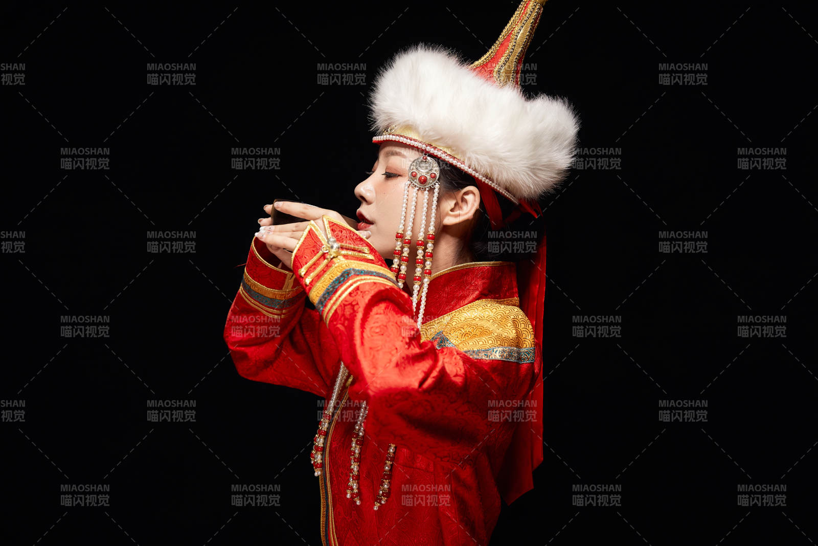 穿著蒙古族服飾的亞洲青年女性