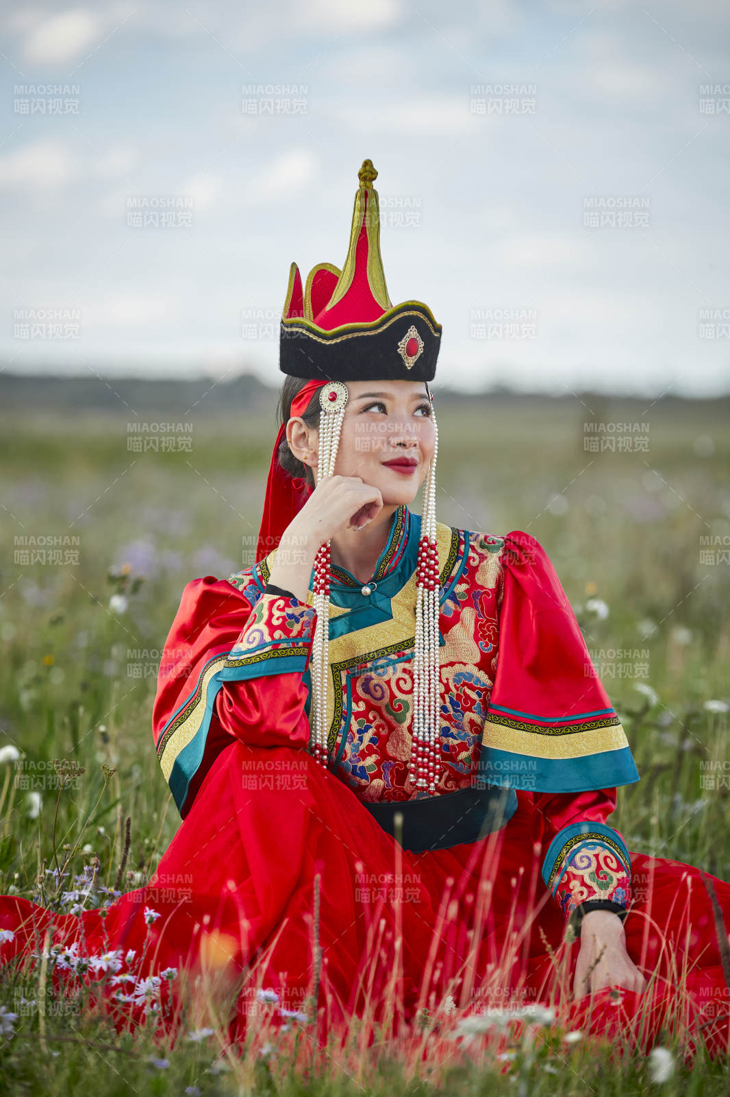 草原上身穿豪華蒙古族服飾的蒙族少女