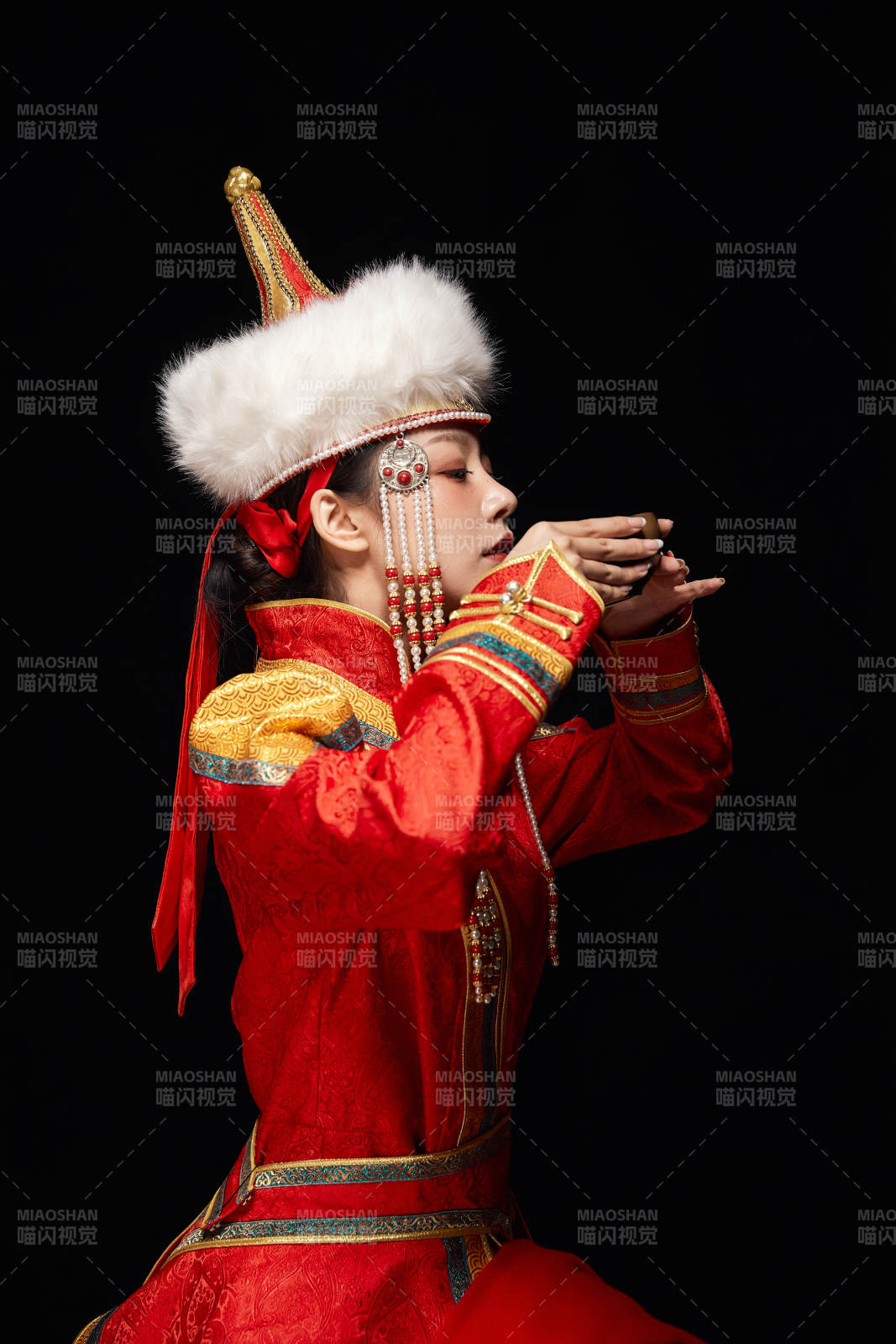 穿著蒙古族服飾的亞洲青年女性