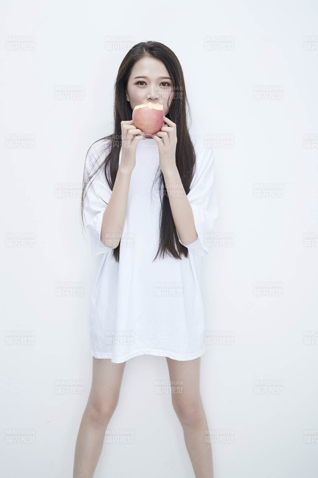 吃蘋果的穿白色長T血衫的長發可愛少女人像