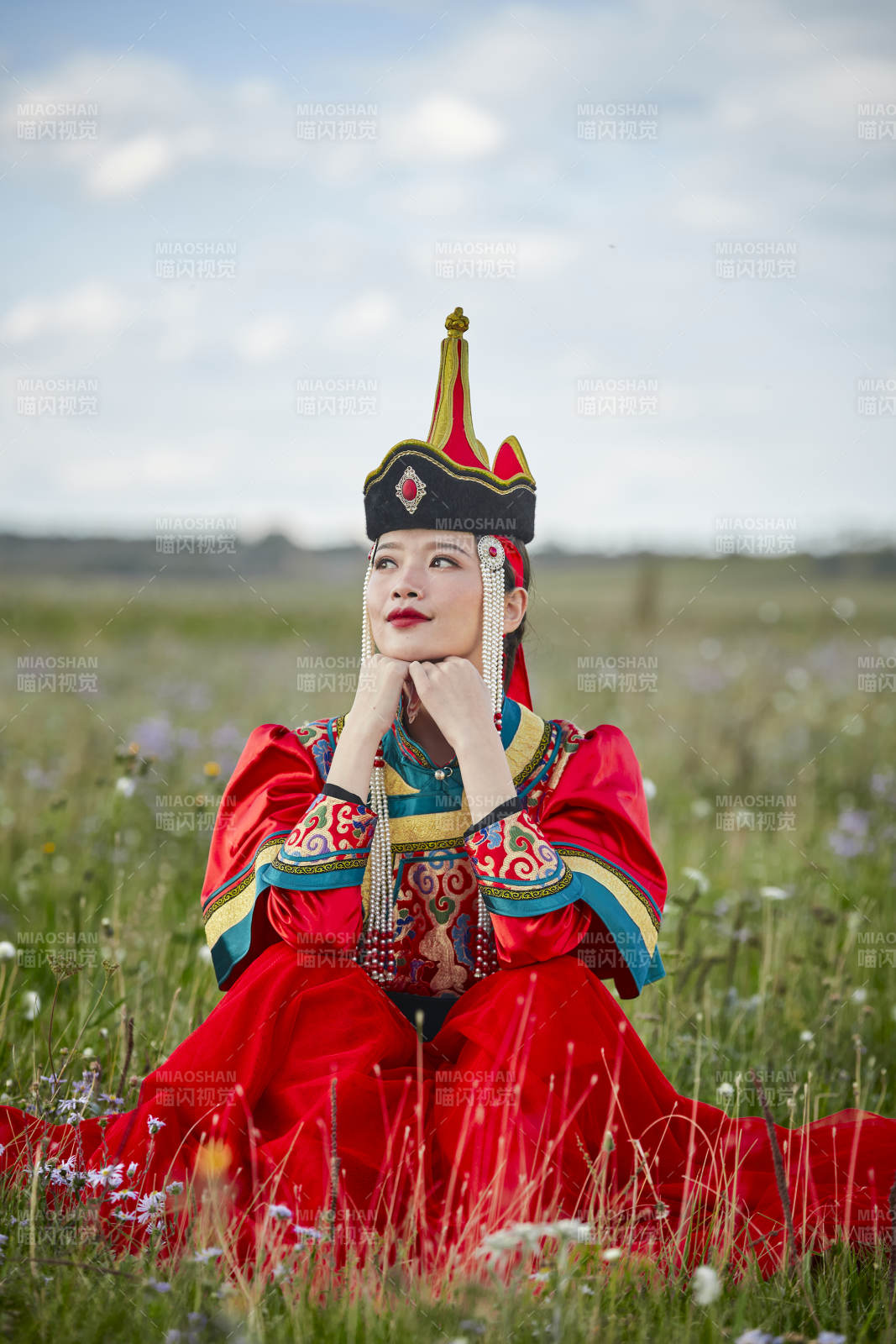 草原上身穿豪華蒙古族服飾的蒙族少女