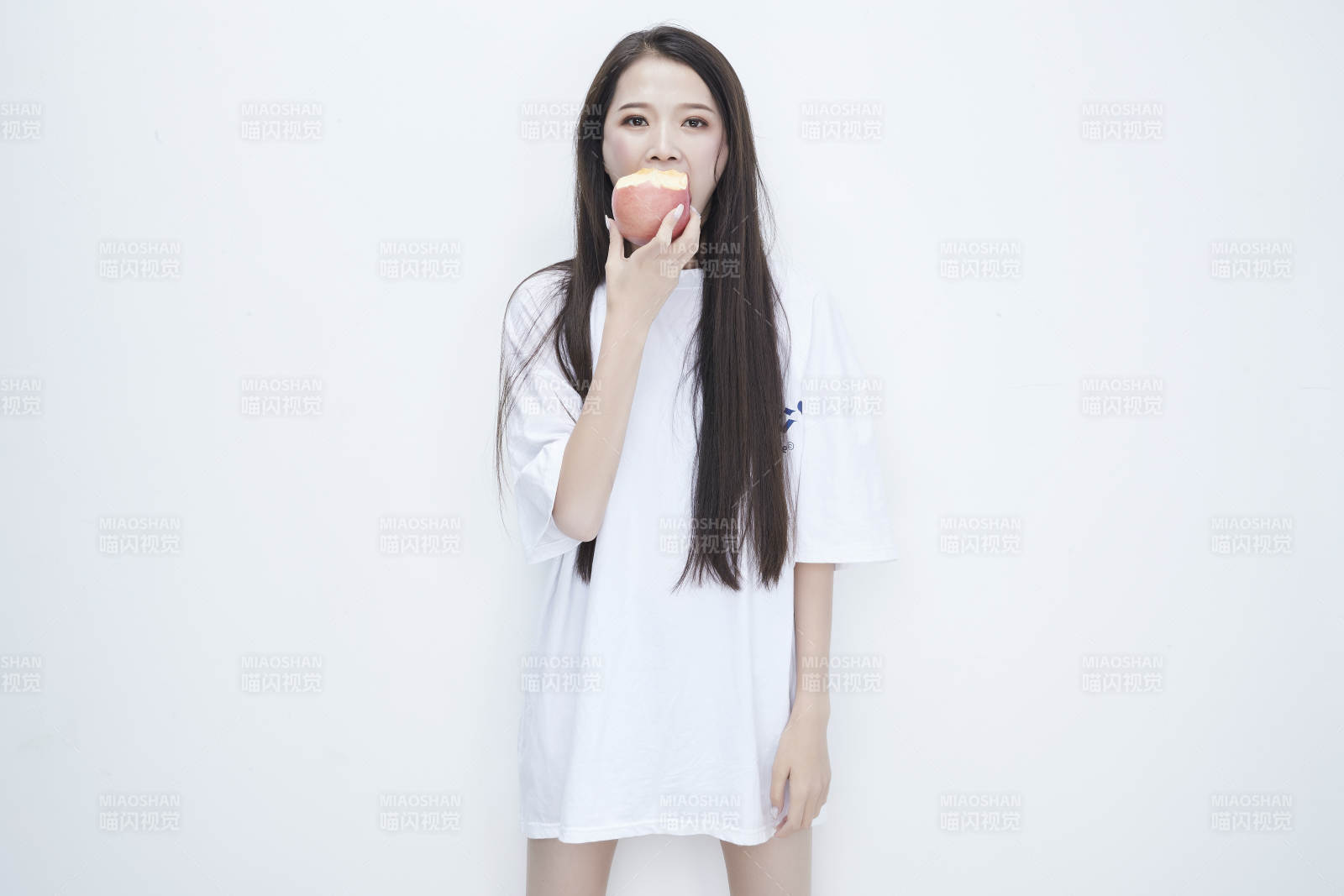 吃蘋果的穿白色長T血衫的長發可愛少女人像