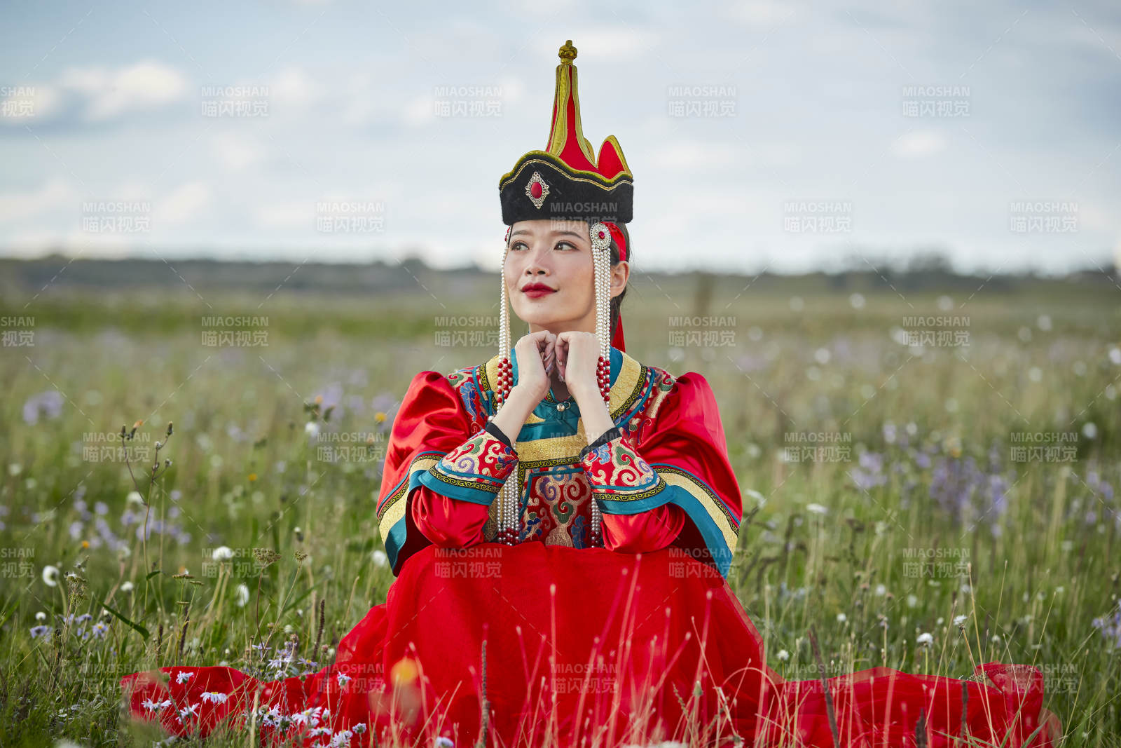 草原上身穿豪華蒙古族服飾的蒙族少女