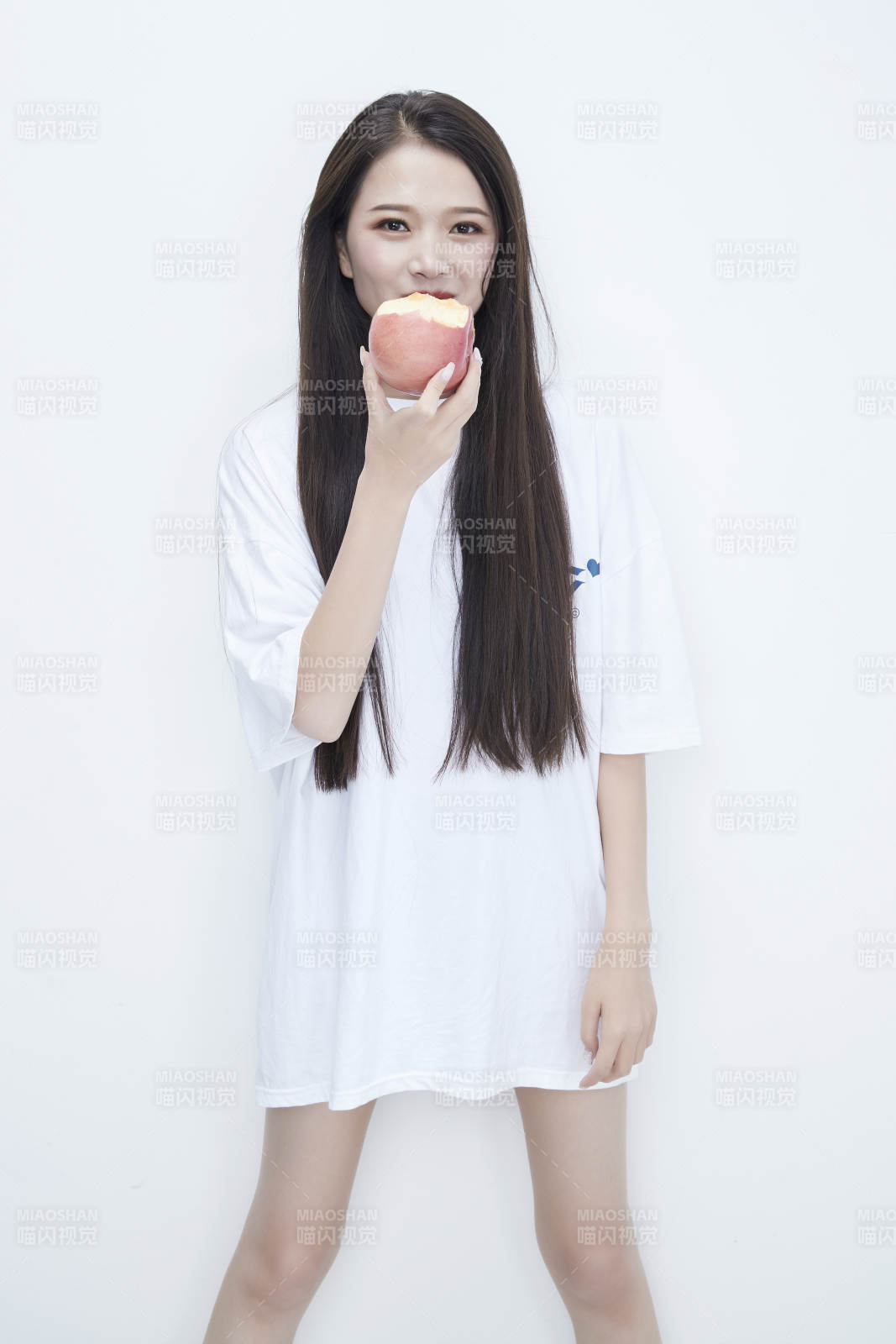 吃蘋果的穿白色長T血衫的長發可愛少女人像