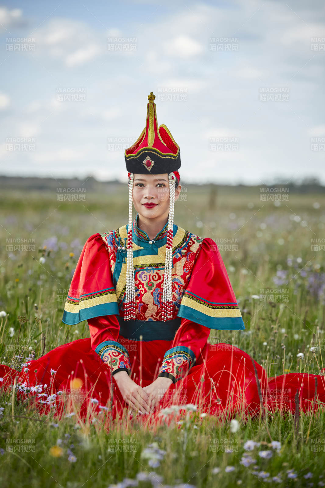 草原上身穿豪華蒙古族服飾的蒙族少女