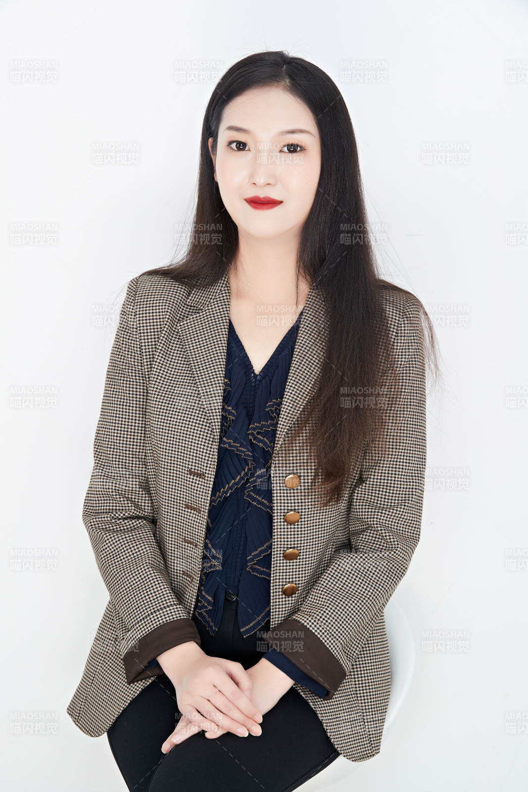 白色背景下的美麗商務女性肖像