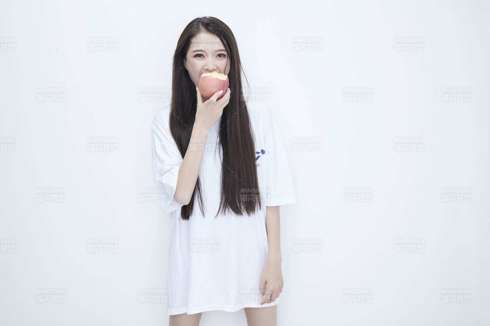 吃蘋果的穿白色長T血衫的長發(fā)可愛少女人像