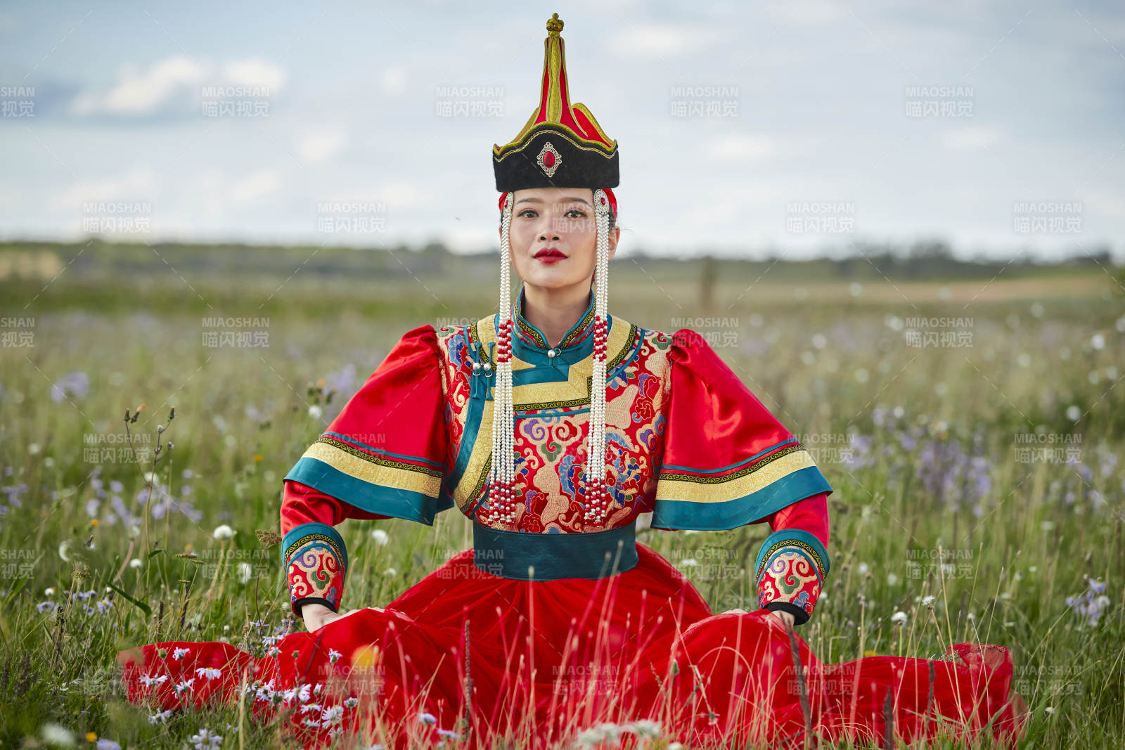草原上身穿豪華蒙古族服飾的蒙族少女