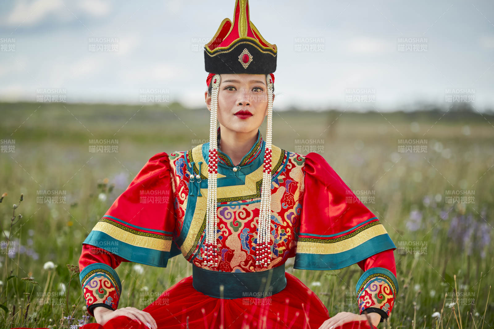 草原上身穿豪華蒙古族服飾的蒙族少女