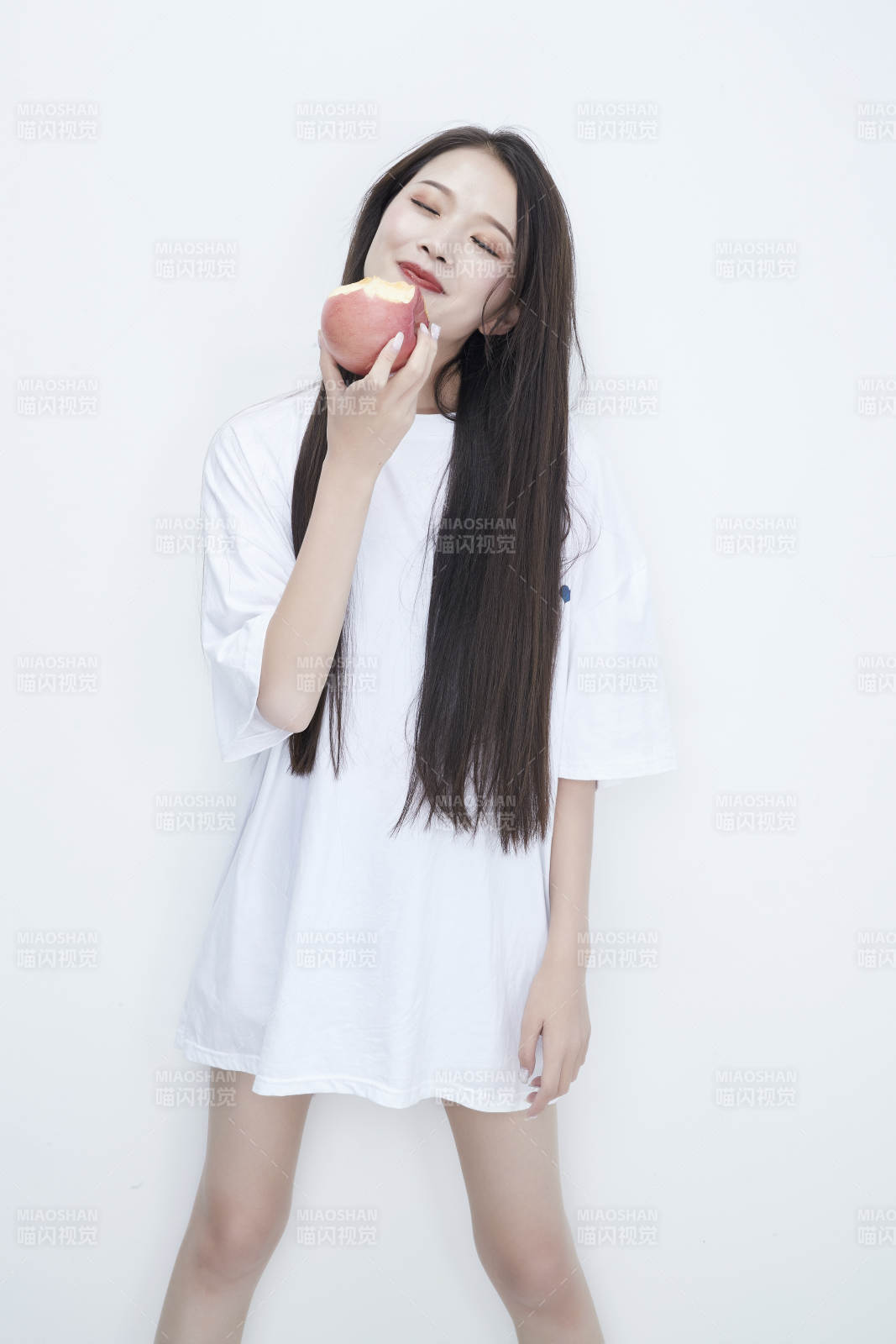吃蘋果的穿白色長T血衫的長發可愛少女人像