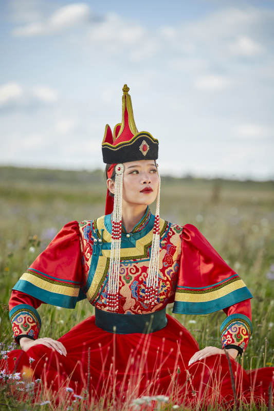 草原上身穿豪华蒙古族服饰的蒙族少女