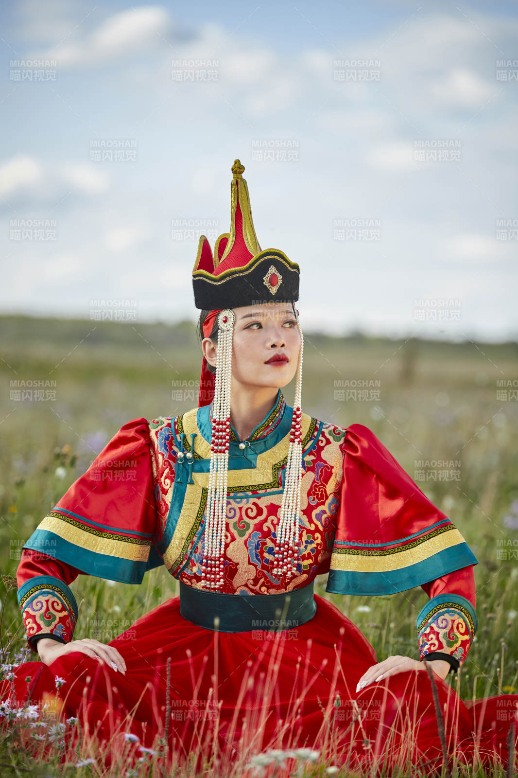 草原上身穿豪華蒙古族服飾的蒙族少女