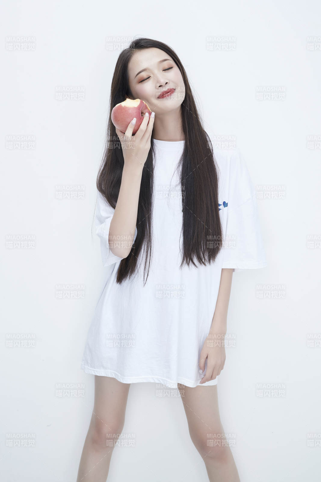 吃蘋果的穿白色長T血衫的長發可愛少女人像