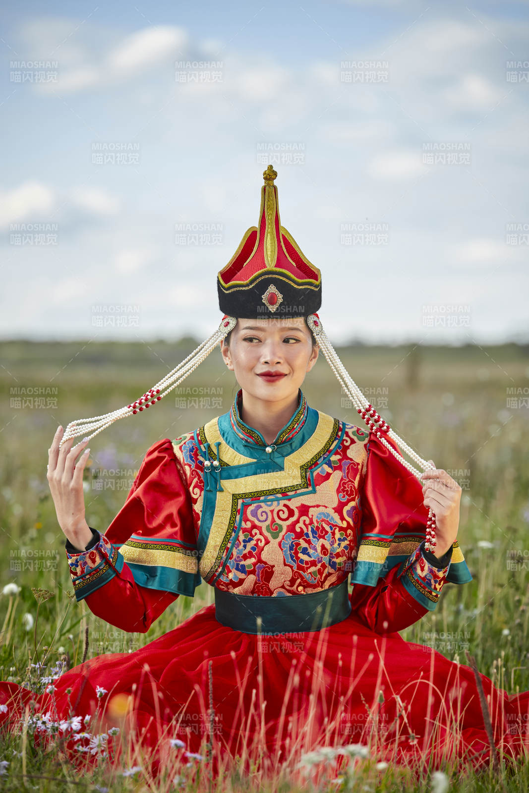 草原上身穿豪華蒙古族服飾的蒙族少女