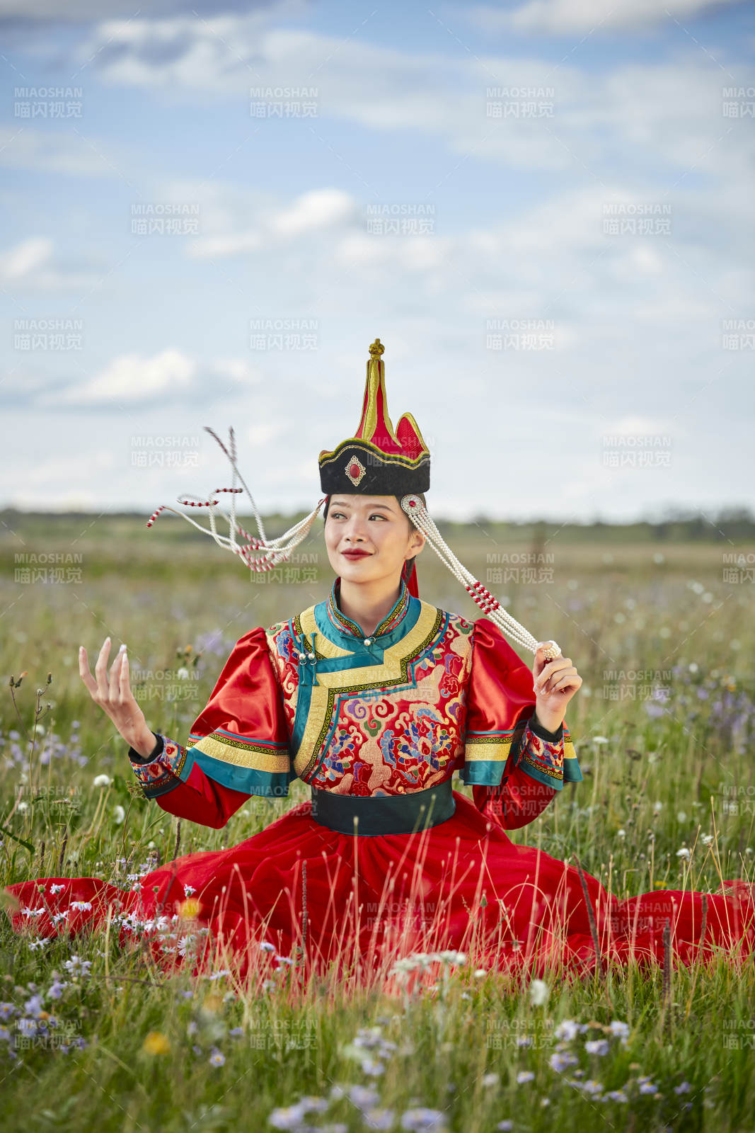 草原上身穿豪華蒙古族服飾的蒙族少女