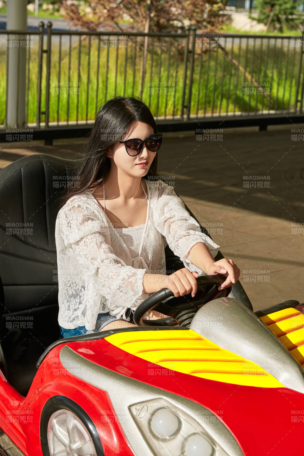 在游樂園玩碰碰車的閨蜜美女