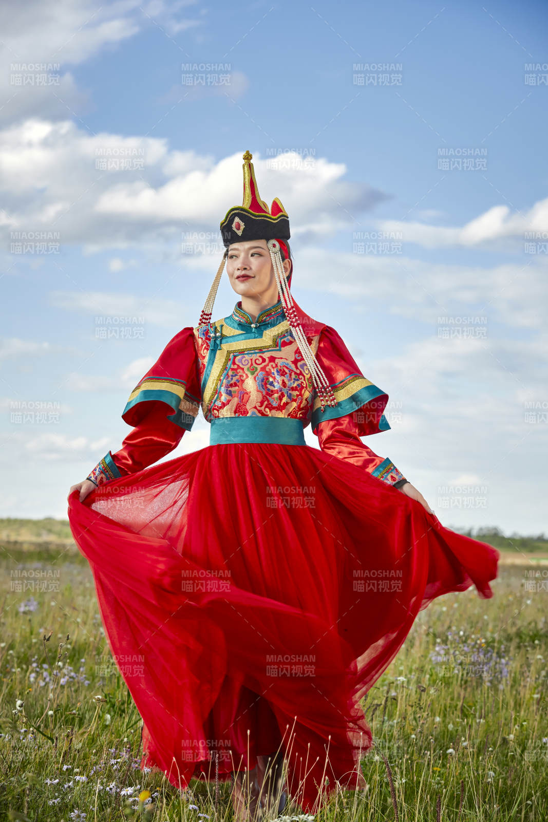 草原上身穿豪华蒙古族服饰的蒙族少女