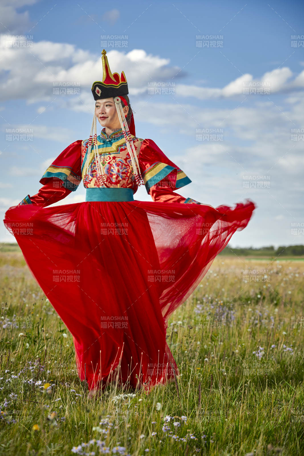 草原上身穿豪華蒙古族服飾的蒙族少女