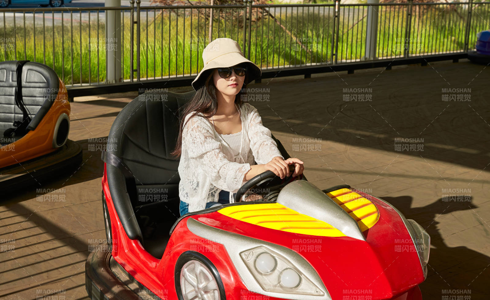 在游樂園玩碰碰車的閨蜜美女