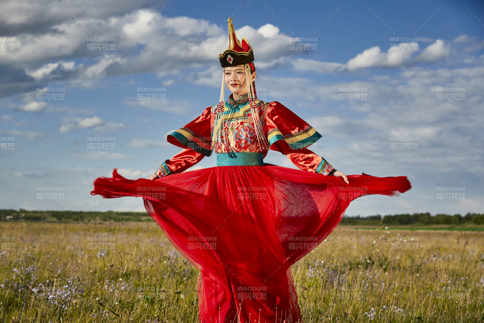 草原上身穿豪華蒙古族服飾的蒙族少女
