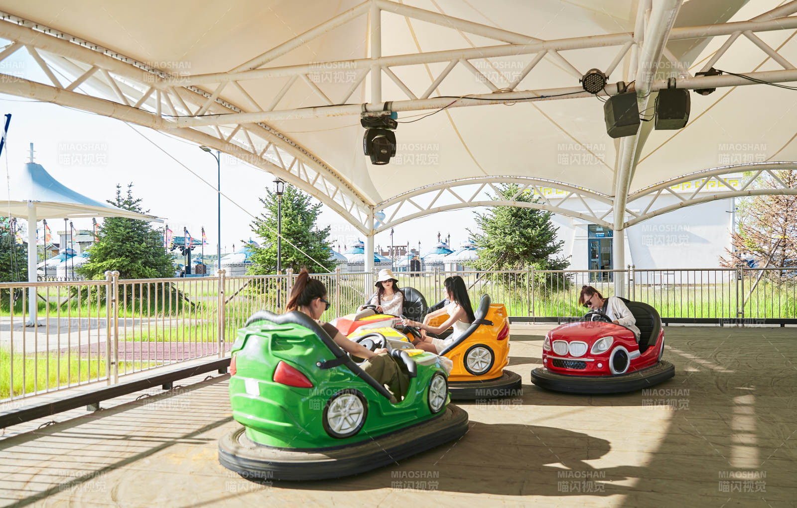 在游乐园玩碰碰车的闺蜜美女