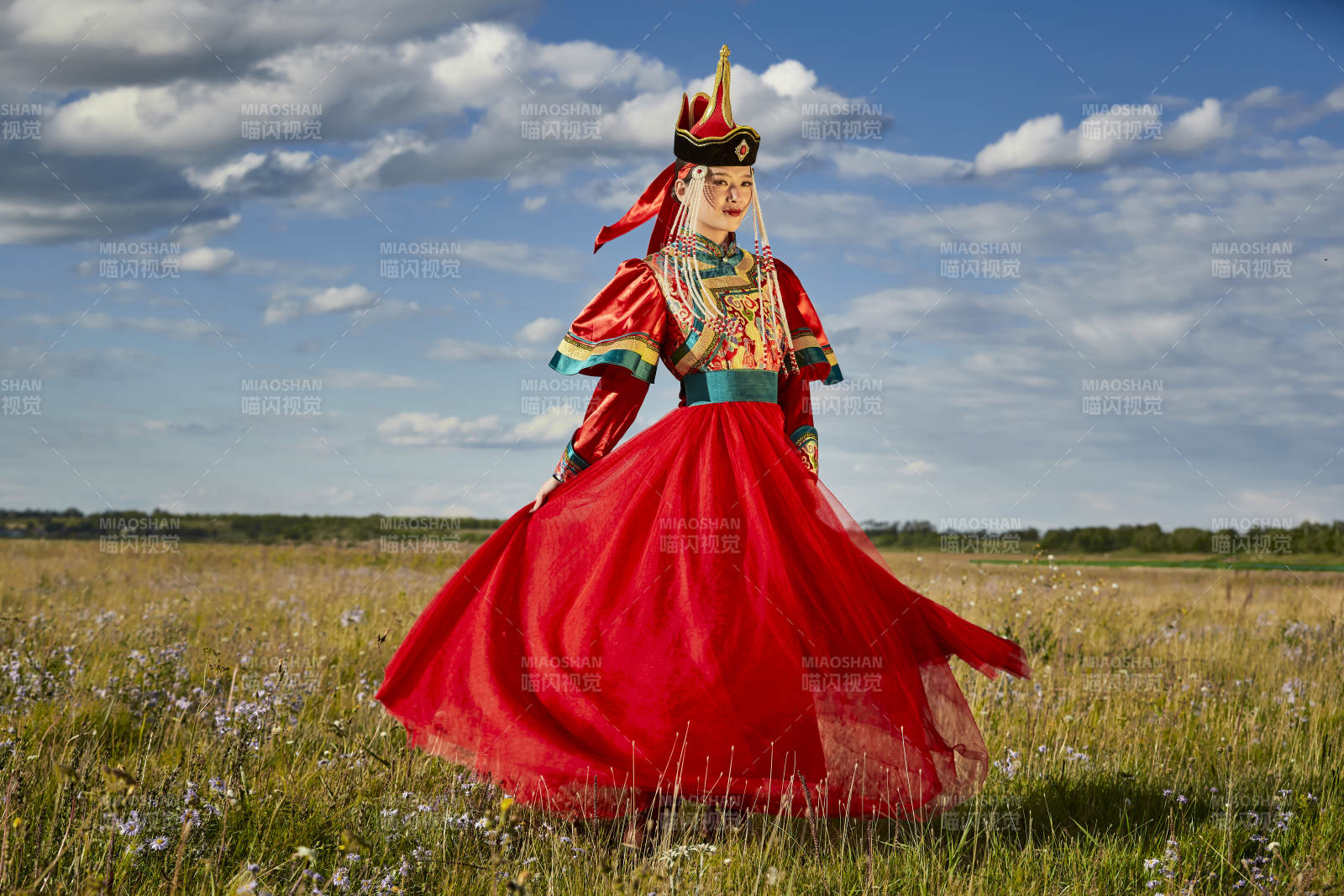 草原上身穿豪華蒙古族服飾的蒙族少女
