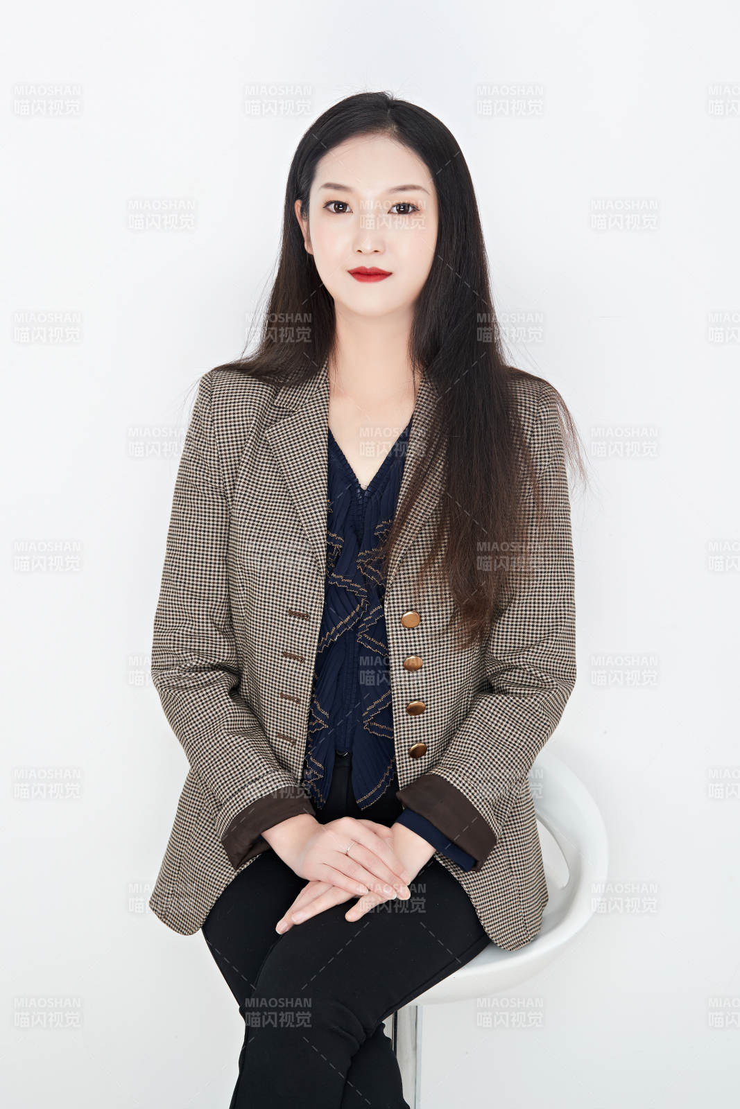 白色背景下的美麗商務(wù)女性肖像