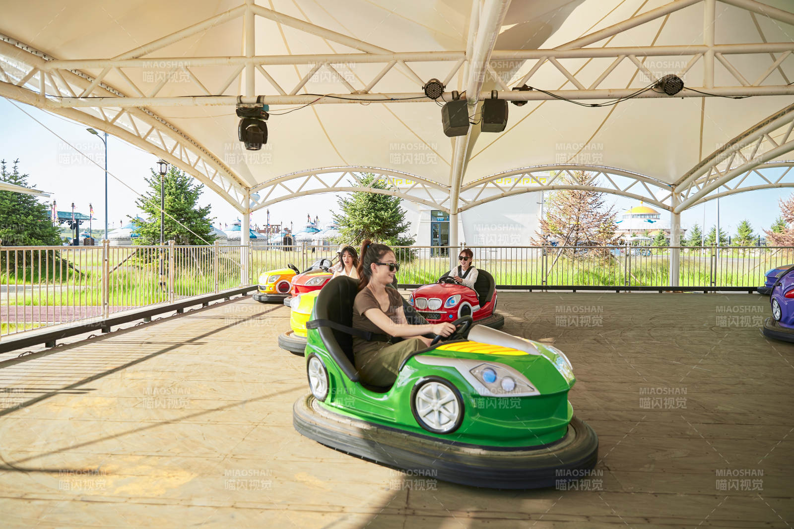 在游樂(lè)園玩碰碰車的閨蜜美女