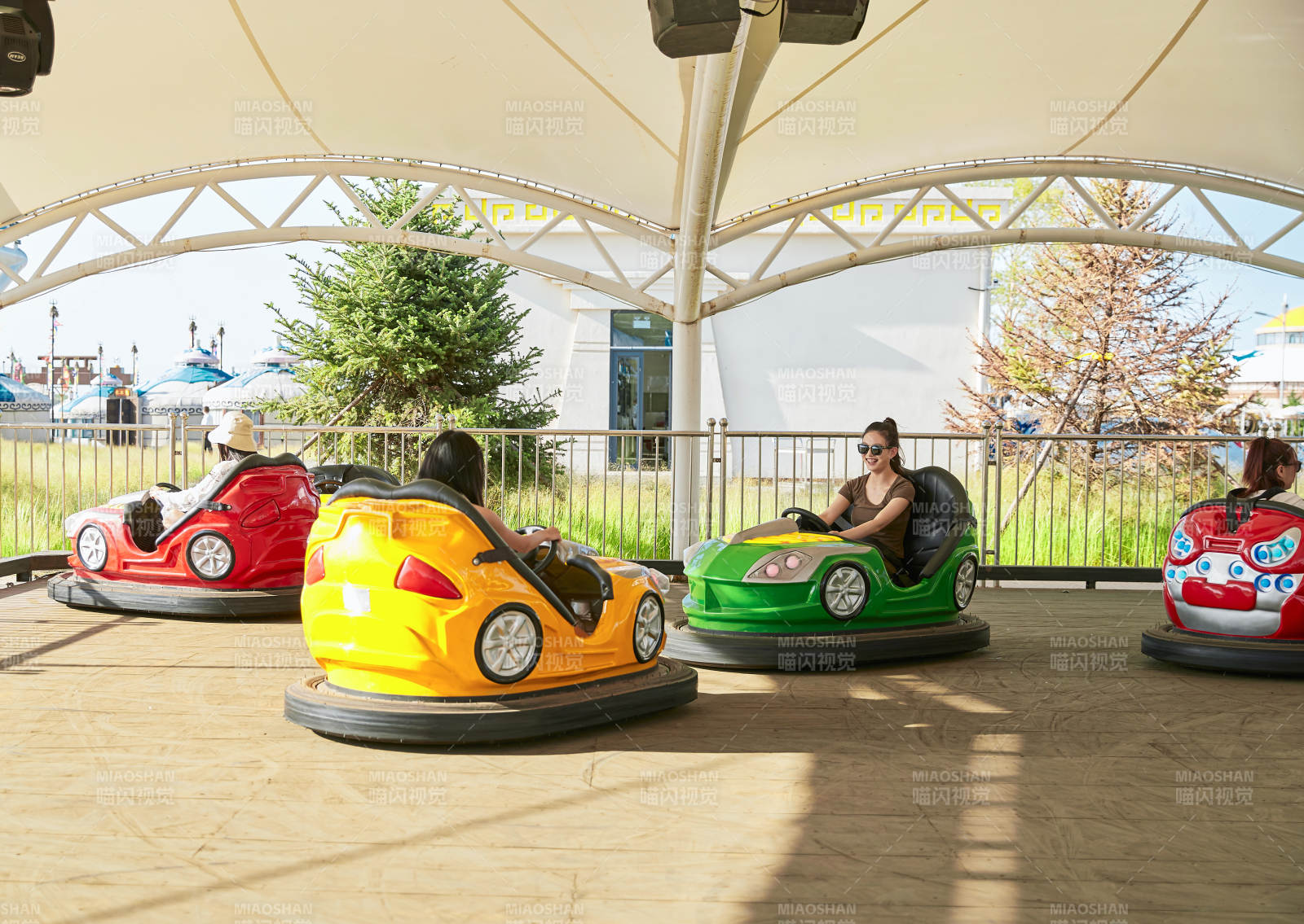 在游樂(lè)園玩碰碰車的閨蜜美女