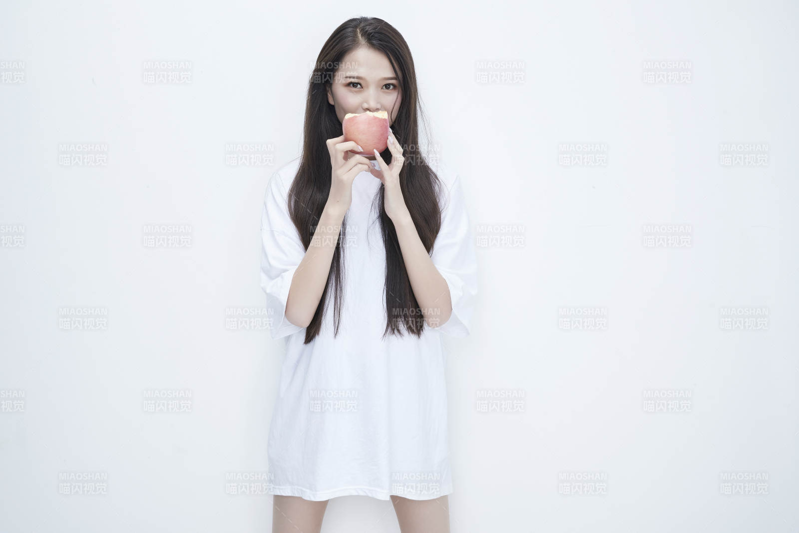 吃蘋果的穿白色長T血衫的長發可愛少女人像