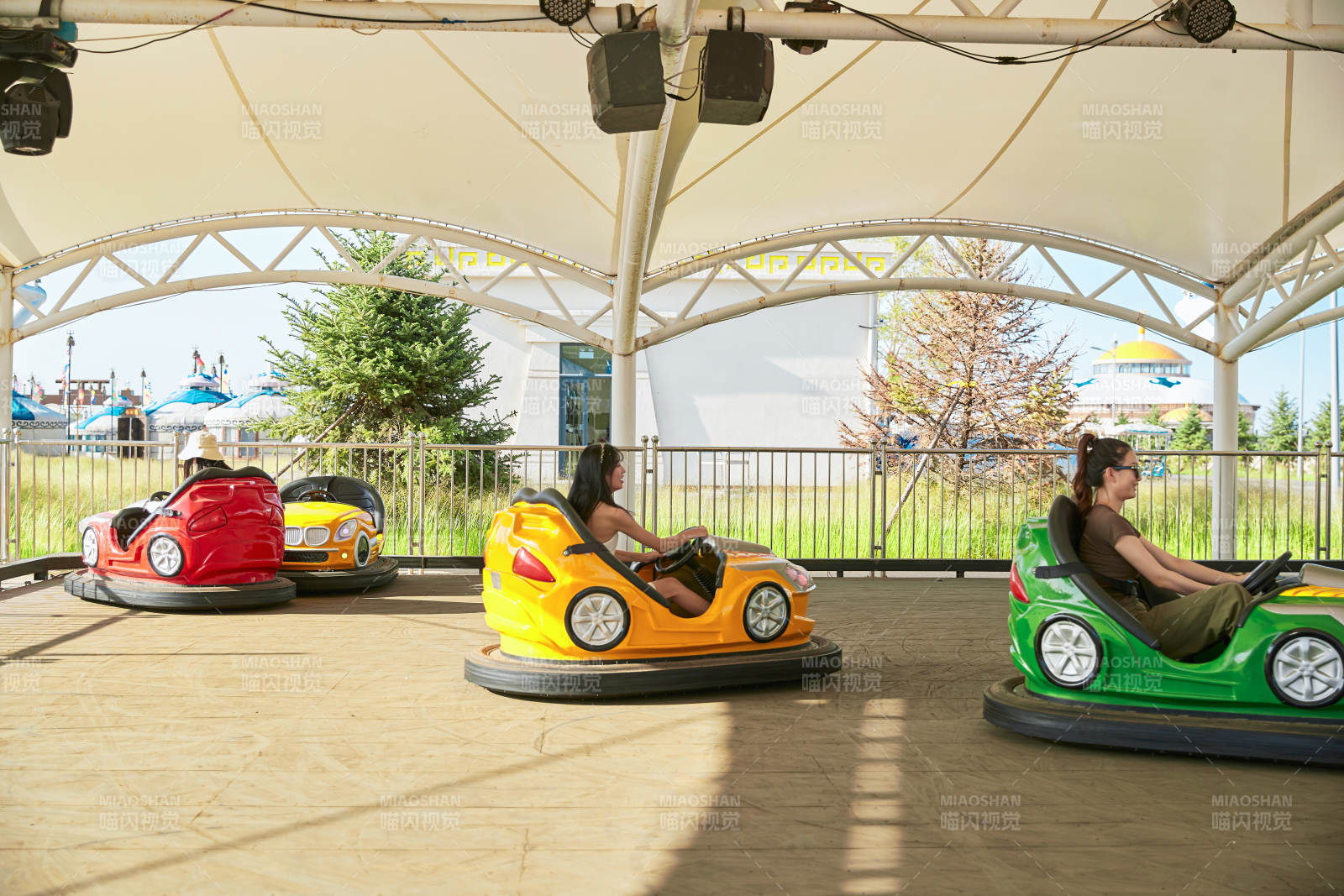 在游樂園玩碰碰車的閨蜜美女