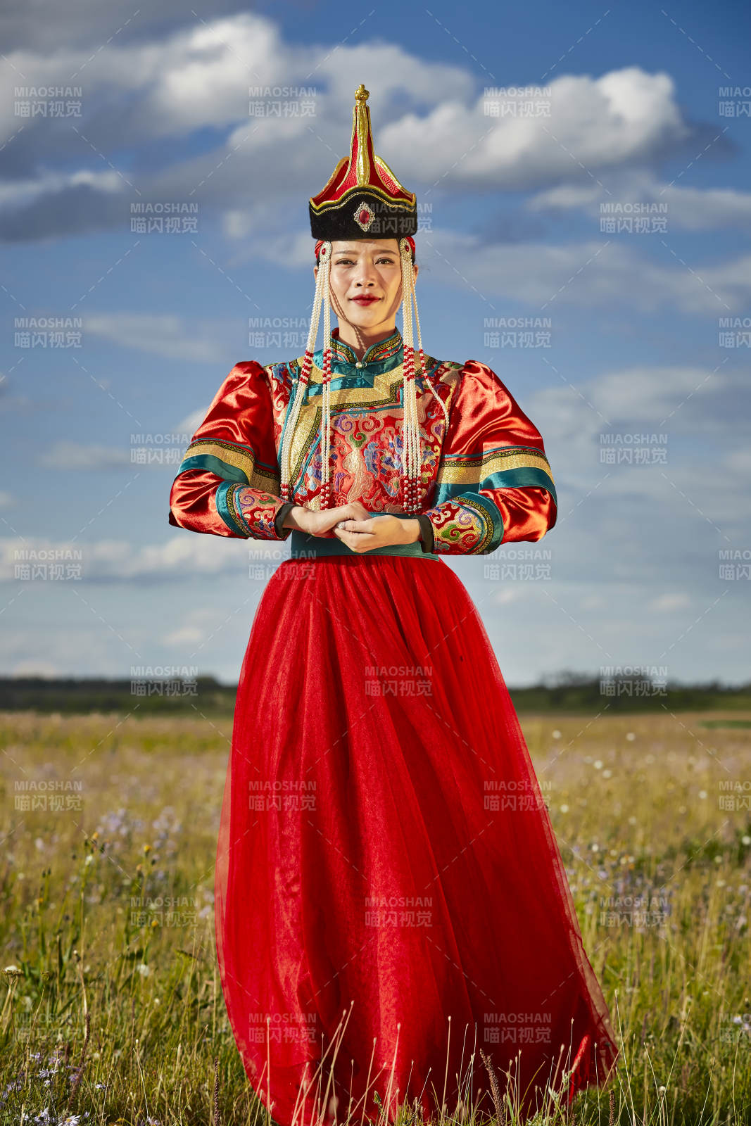 草原上身穿豪華蒙古族服飾的蒙族少女