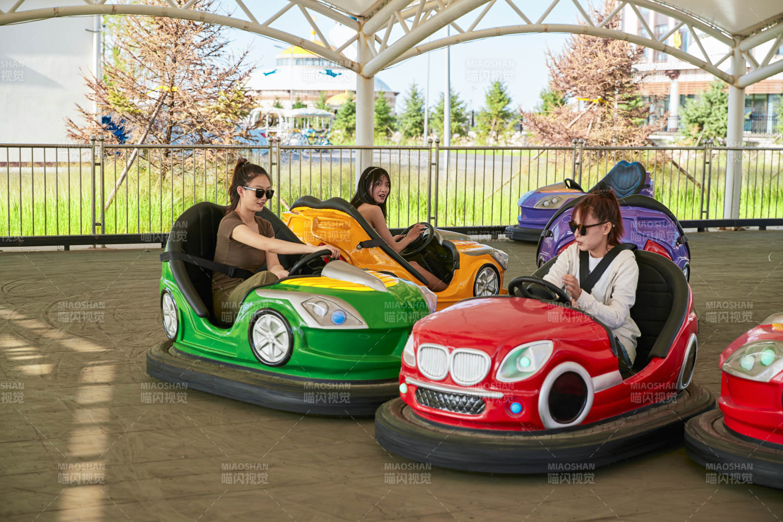 在游乐园玩碰碰车的闺蜜美女