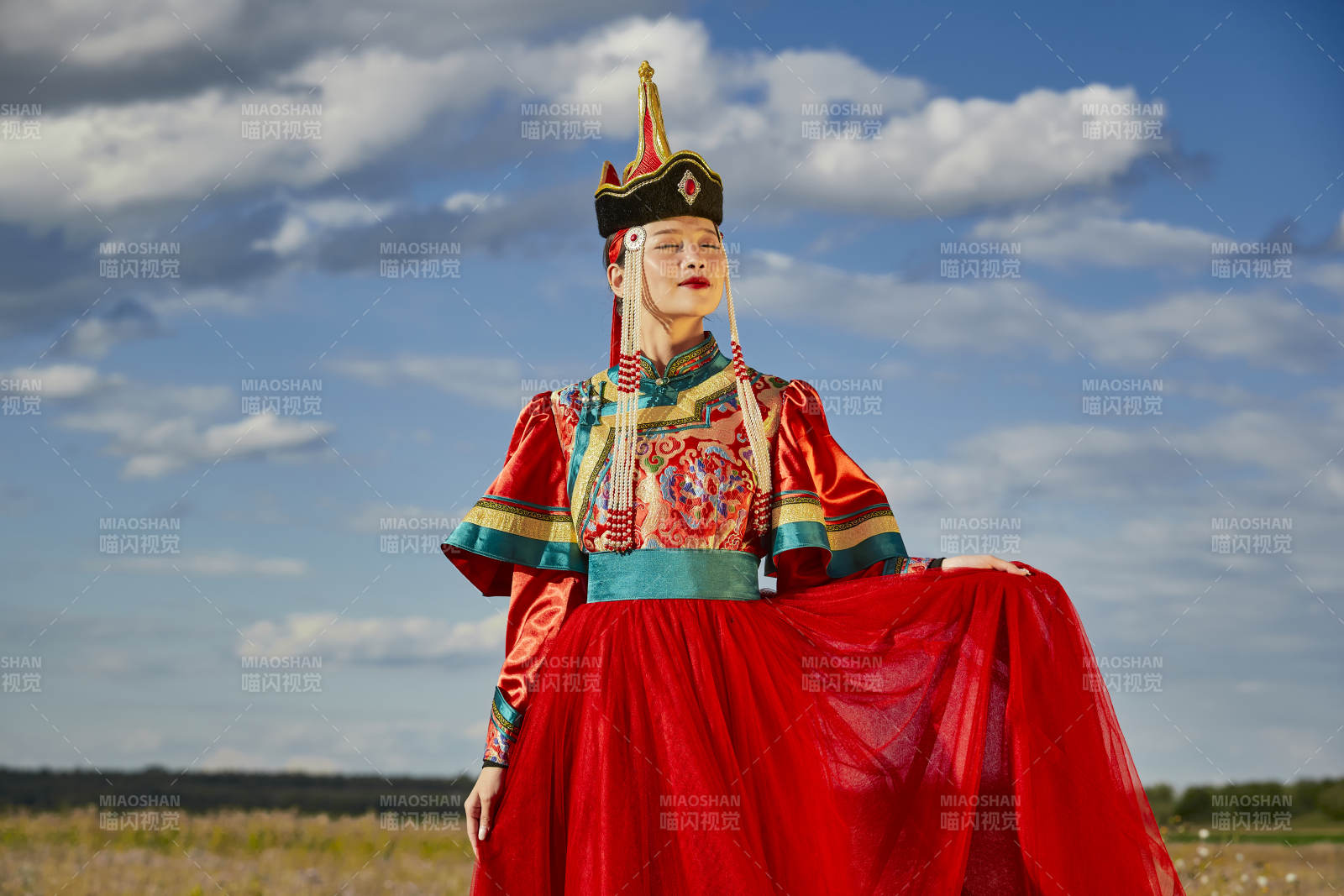 草原上身穿豪华蒙古族服饰的蒙族少女