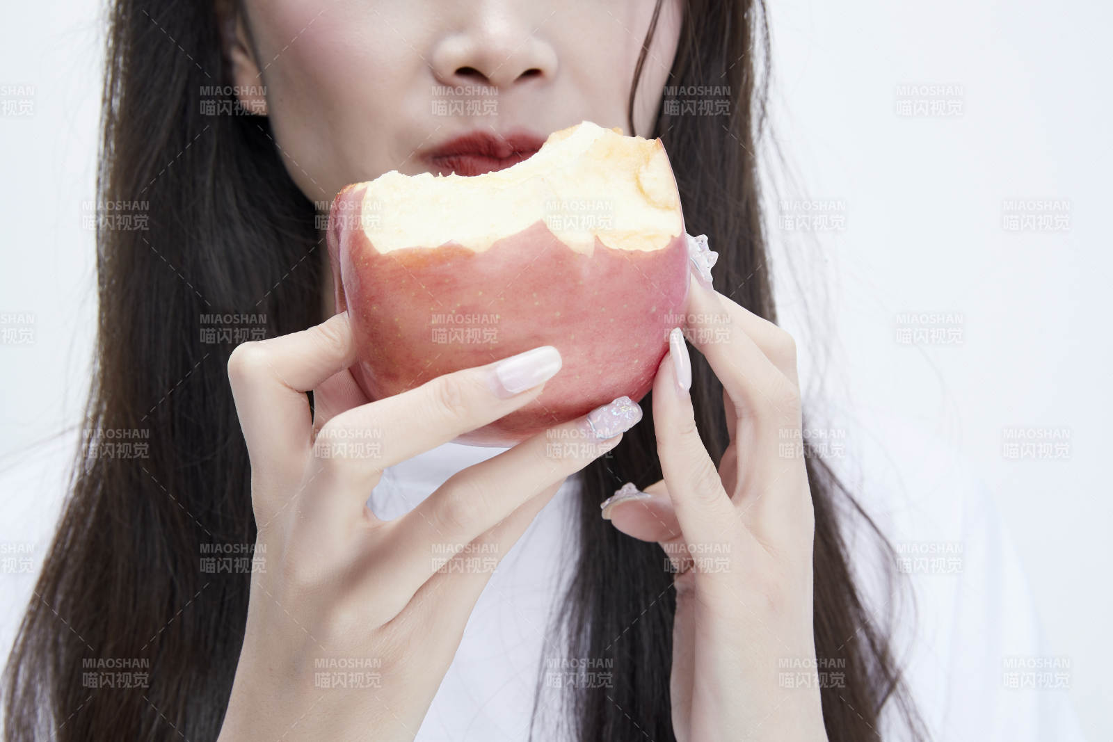 吃蘋果的穿白色長T血衫的長發可愛少女人像