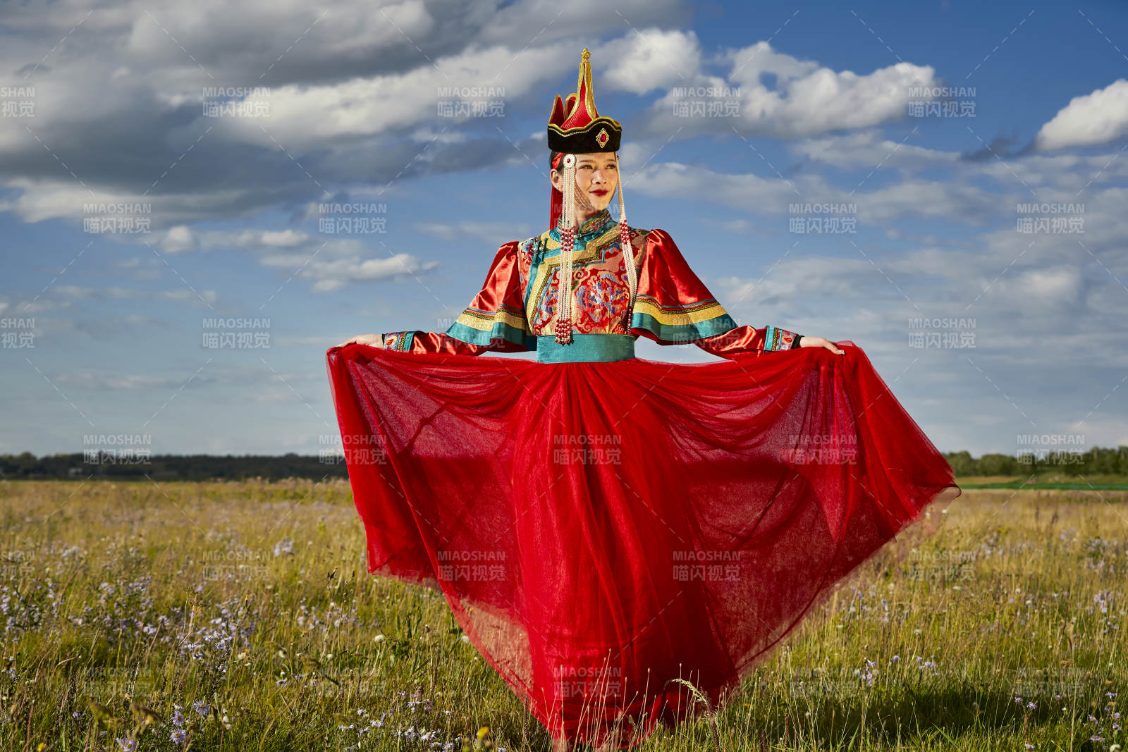 草原上身穿豪华蒙古族服饰的蒙族少女