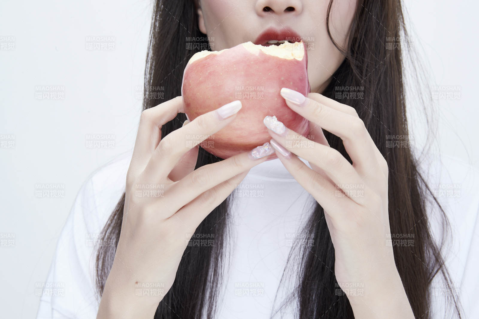 吃苹果的穿白色长T血衫的长发可爱少女人像