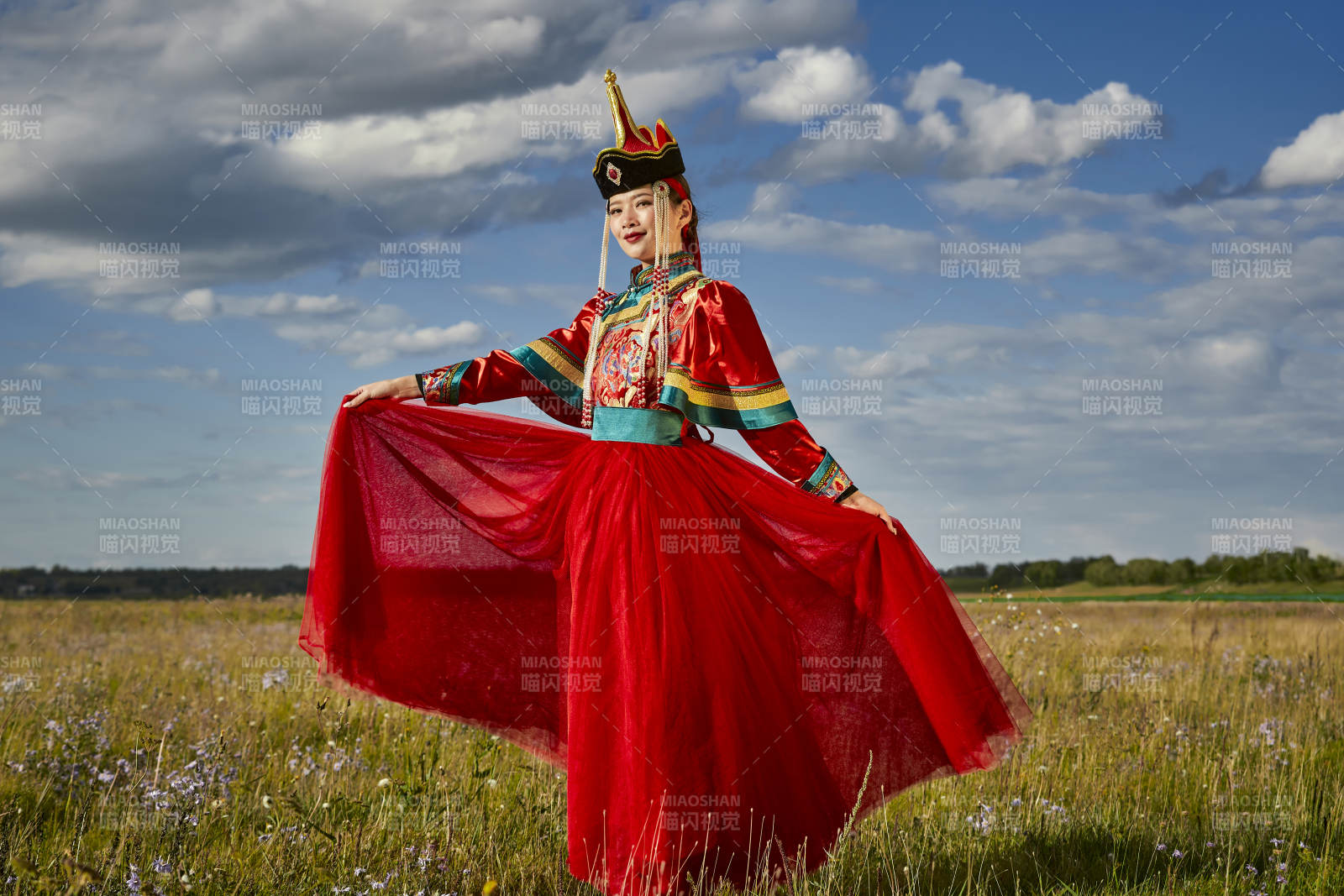 草原上身穿豪華蒙古族服飾的蒙族少女