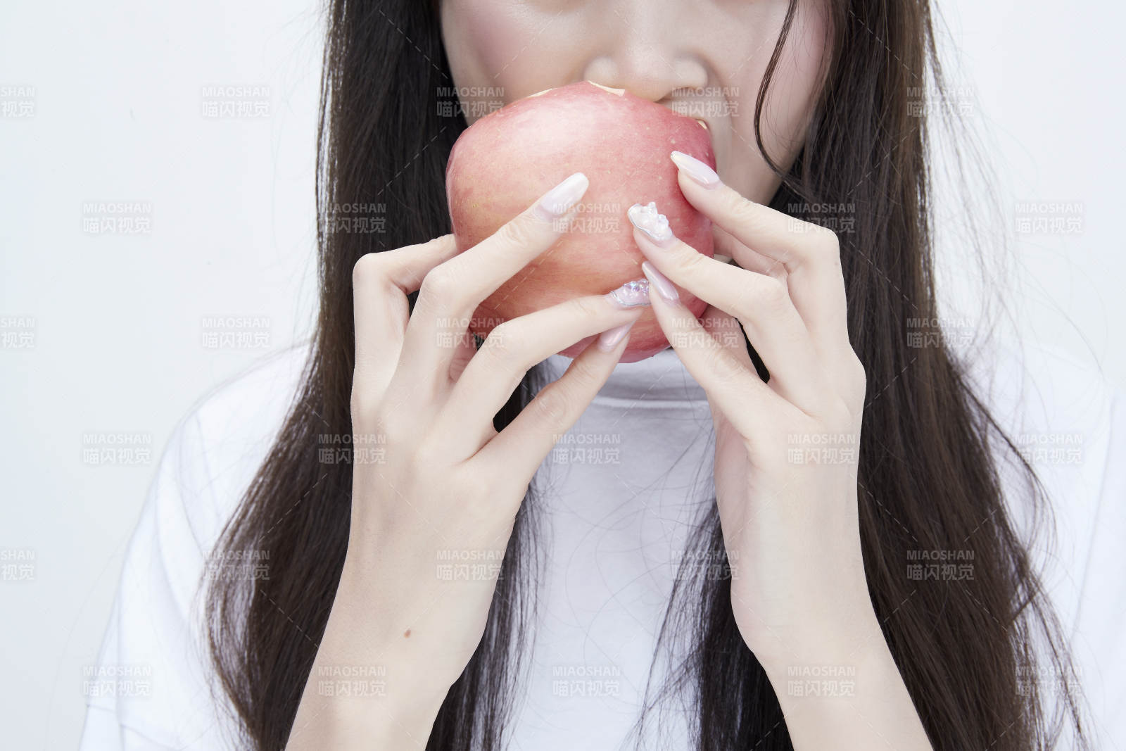 吃蘋果的穿白色長T血衫的長發可愛少女人像