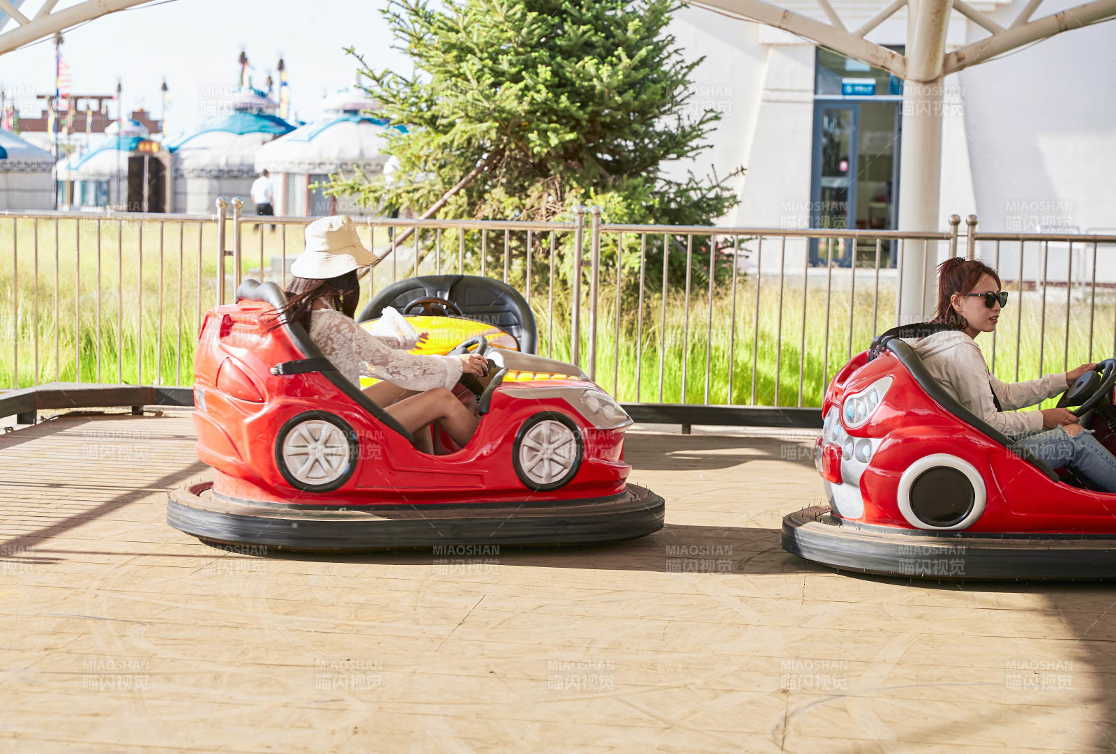 在游樂園玩碰碰車的閨蜜美女