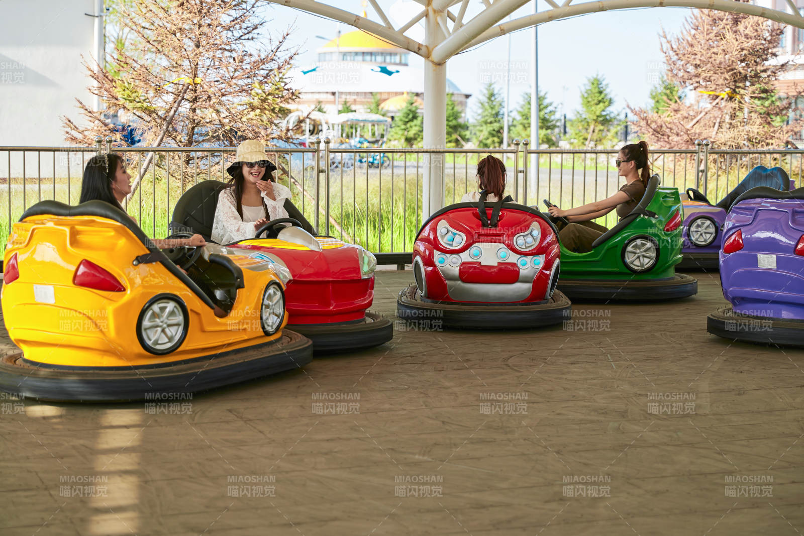 在游樂園玩碰碰車的閨蜜美女