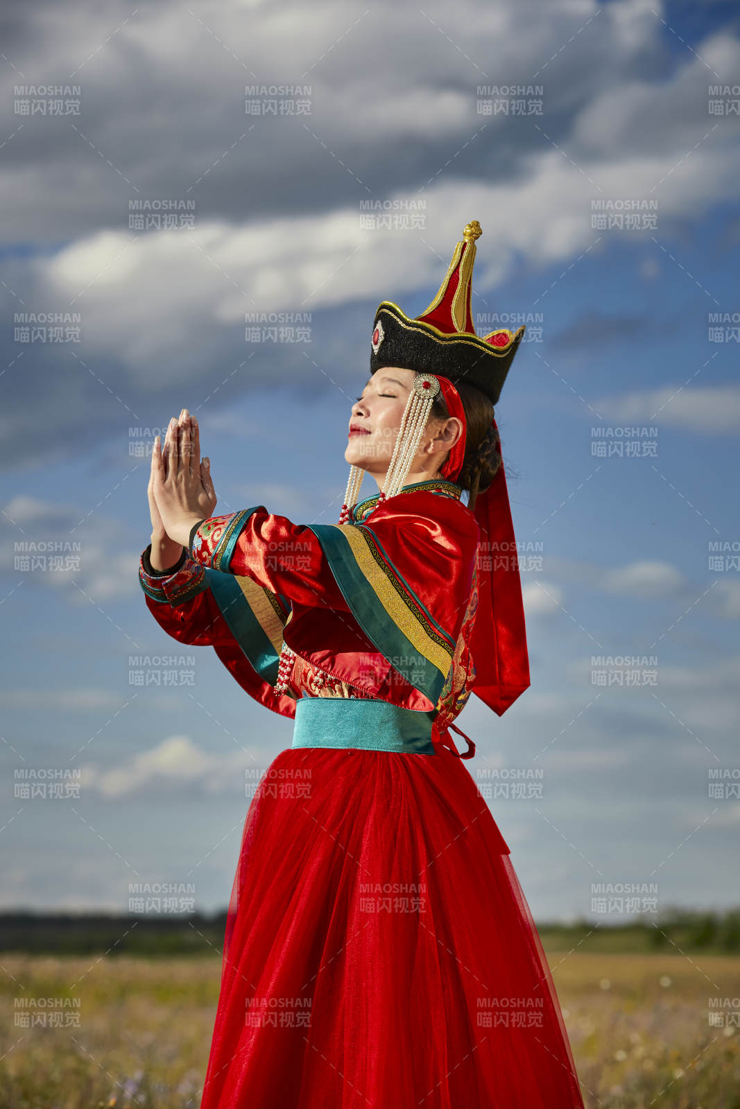 草原上身穿豪華蒙古族服飾的蒙族少女