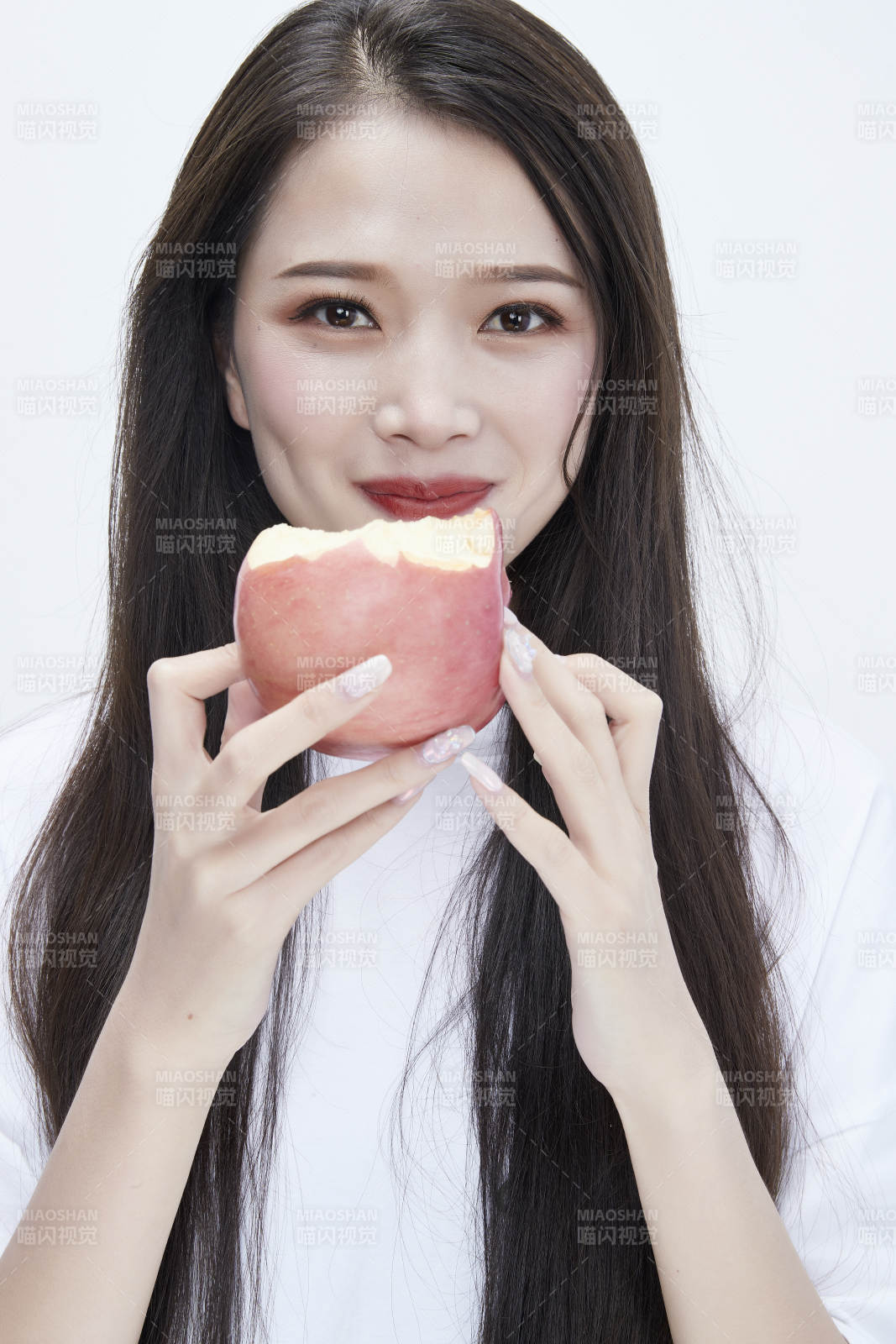 吃蘋果的穿白色長T血衫的長發可愛少女人像
