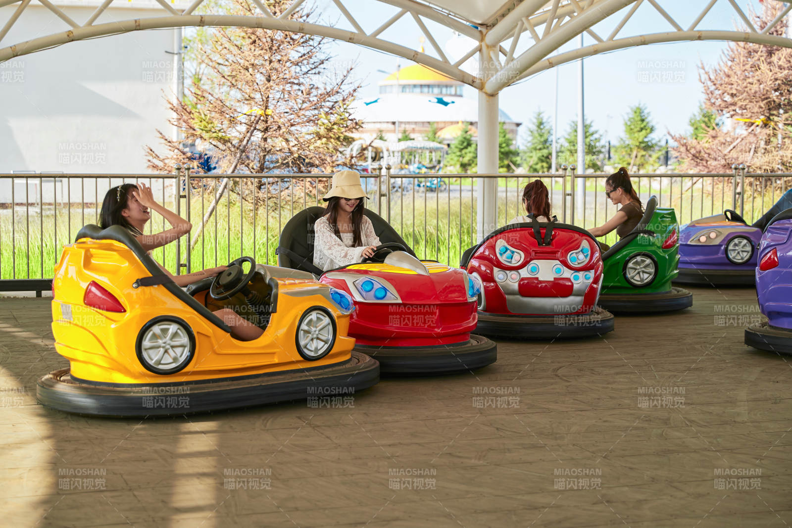 在游乐园玩碰碰车的闺蜜美女